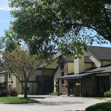 Sterling Hotel And Suites Clive Екстериор снимка