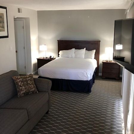 Sterling Hotel And Suites Clive Екстериор снимка