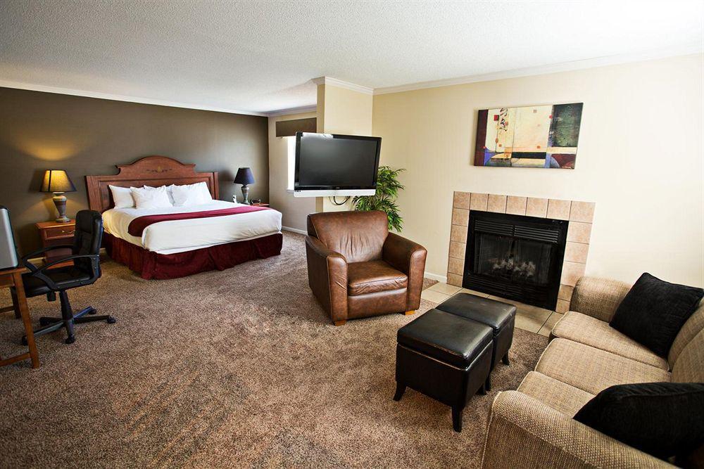 Sterling Hotel And Suites Clive Екстериор снимка