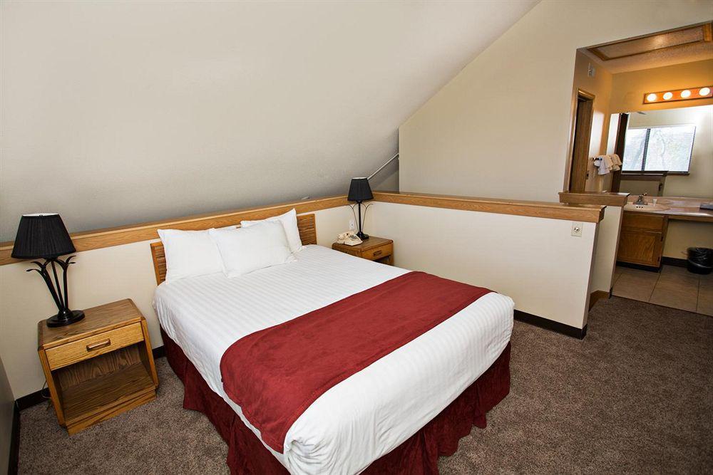Sterling Hotel And Suites Clive Екстериор снимка