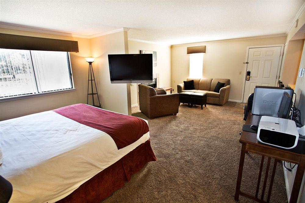 Sterling Hotel And Suites Clive Екстериор снимка
