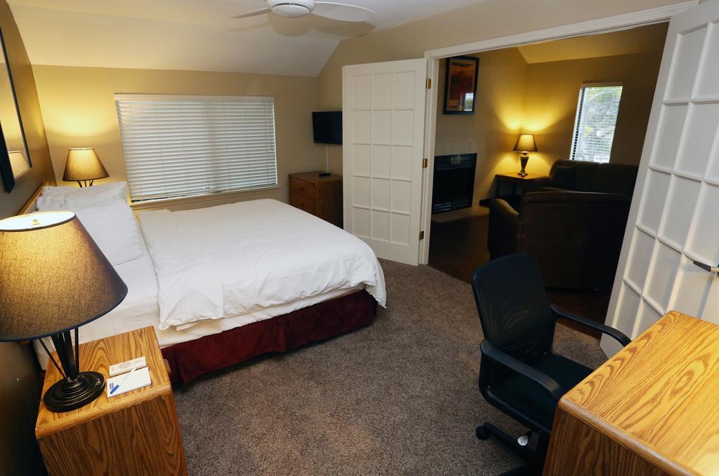 Sterling Hotel And Suites Clive Екстериор снимка