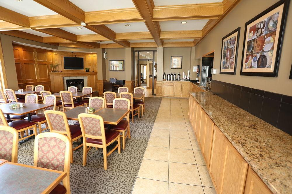 Sterling Hotel And Suites Clive Екстериор снимка