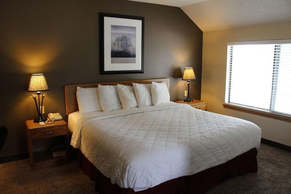 Sterling Hotel And Suites Clive Екстериор снимка