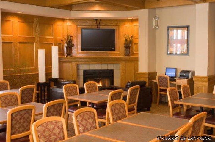 Sterling Hotel And Suites Clive Ресторант снимка