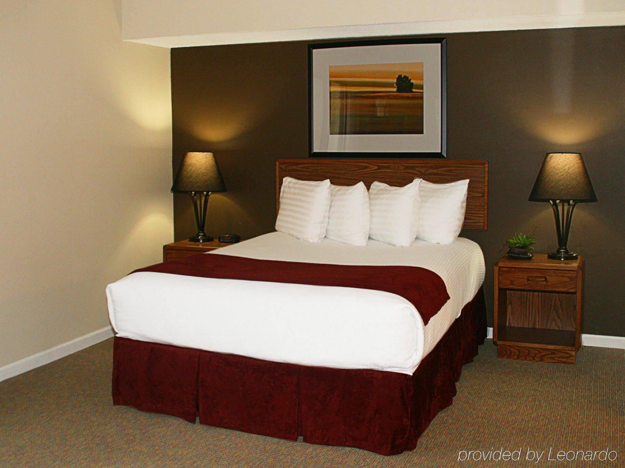 Sterling Hotel And Suites Clive Екстериор снимка