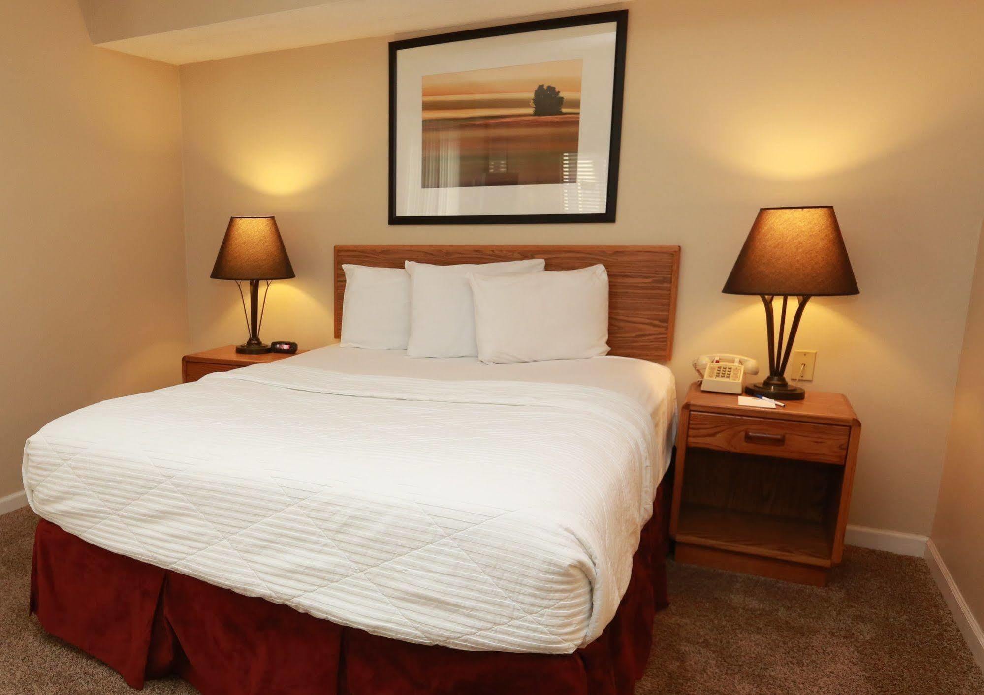 Sterling Hotel And Suites Clive Екстериор снимка