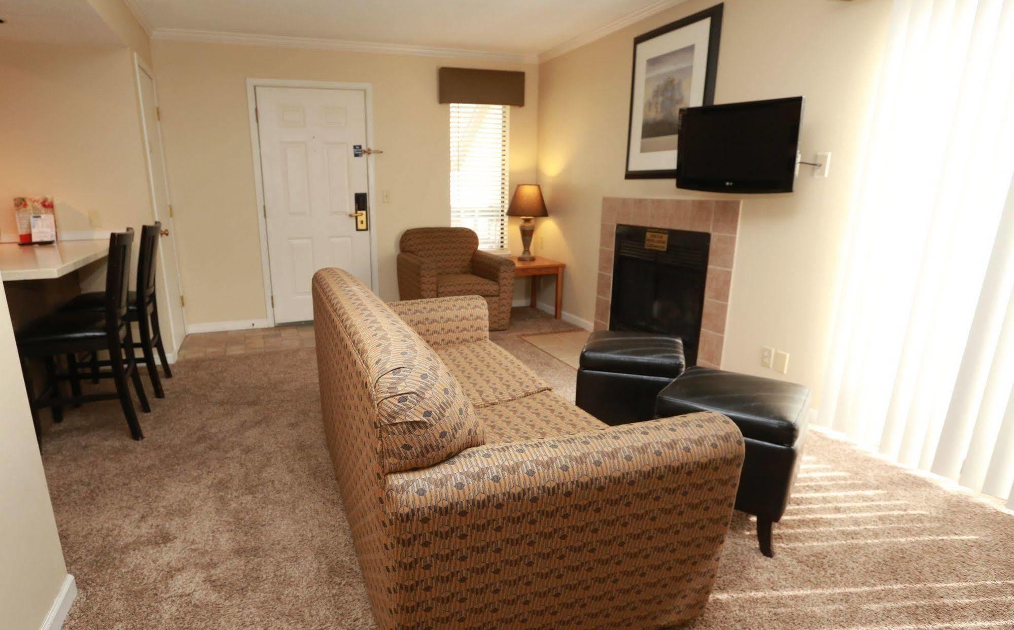 Sterling Hotel And Suites Clive Екстериор снимка