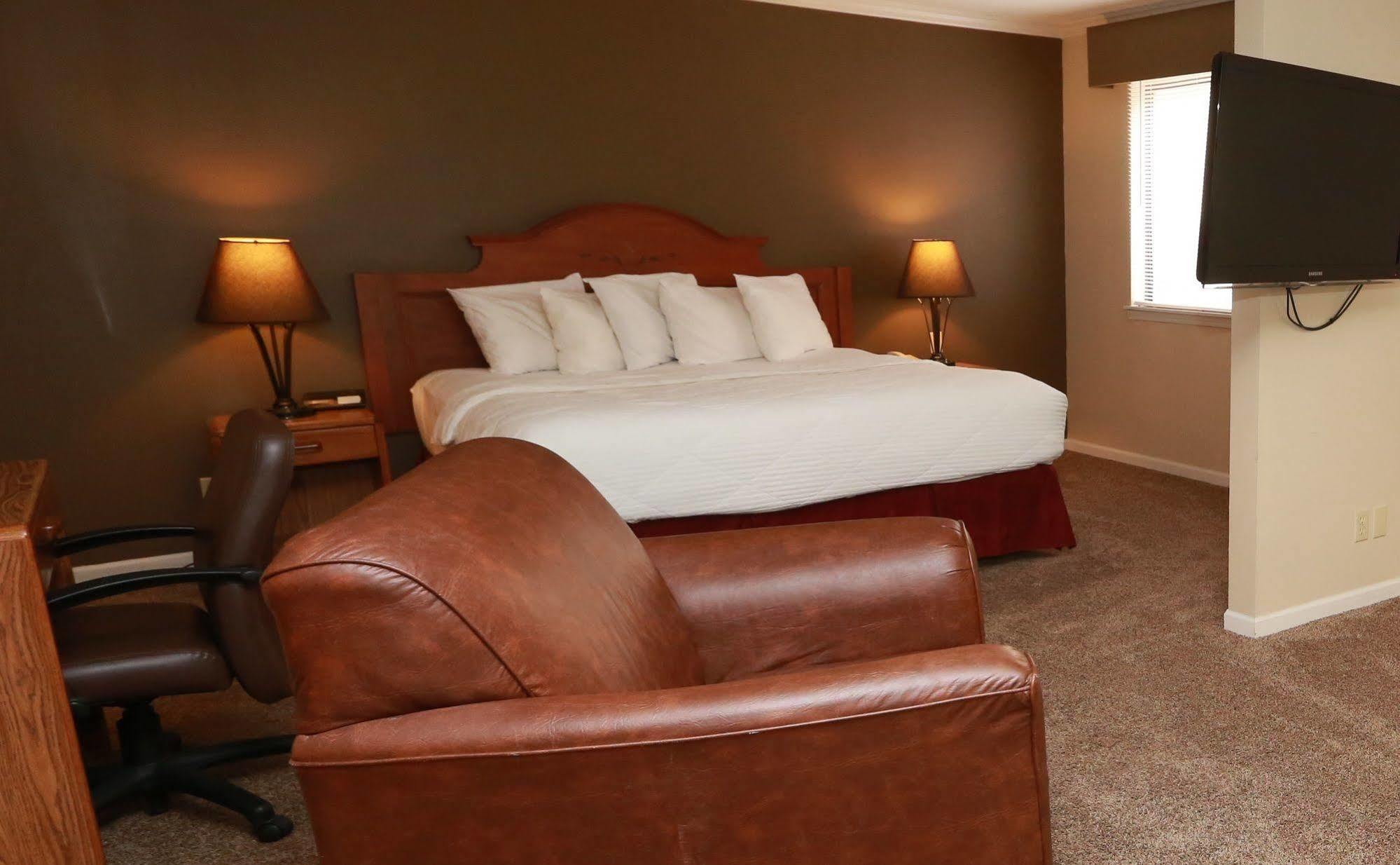 Sterling Hotel And Suites Clive Екстериор снимка
