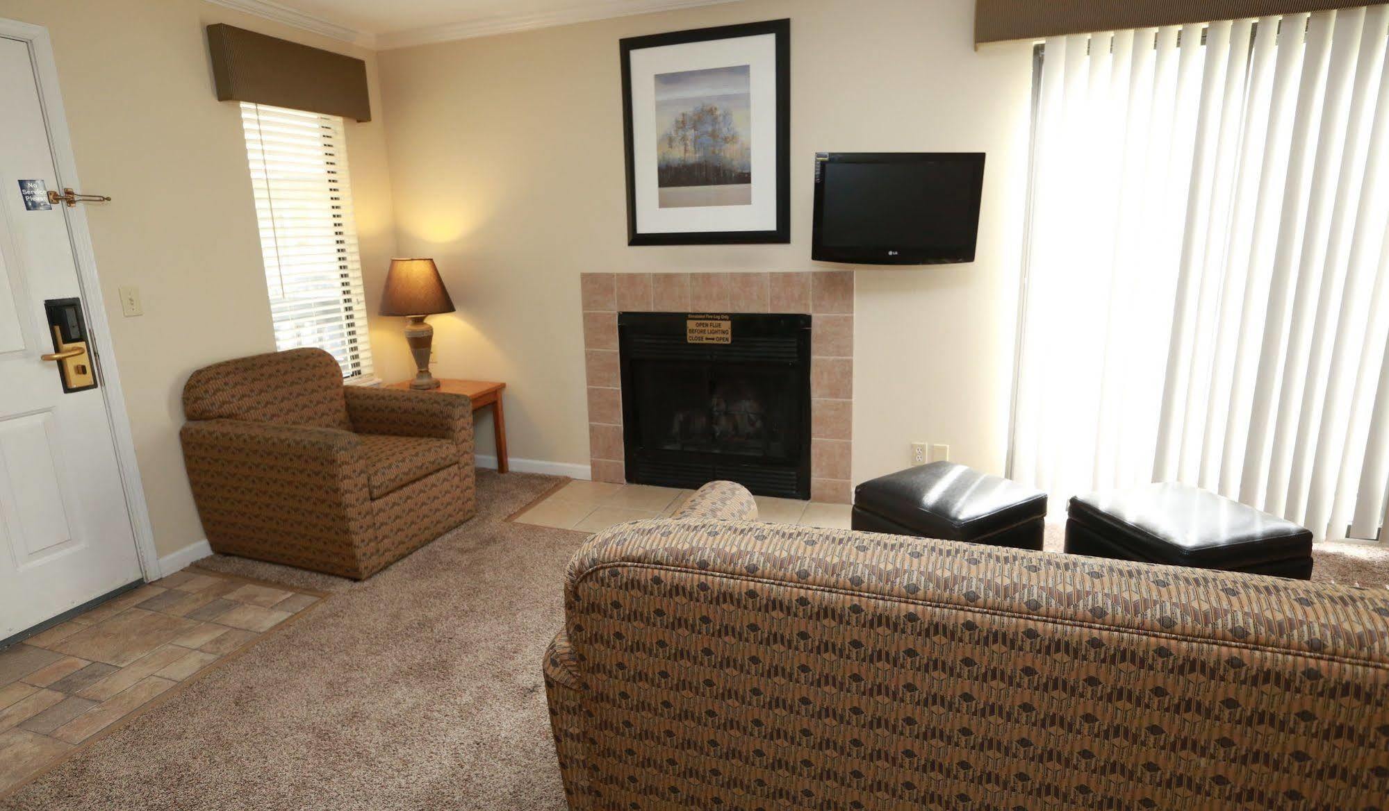 Sterling Hotel And Suites Clive Екстериор снимка