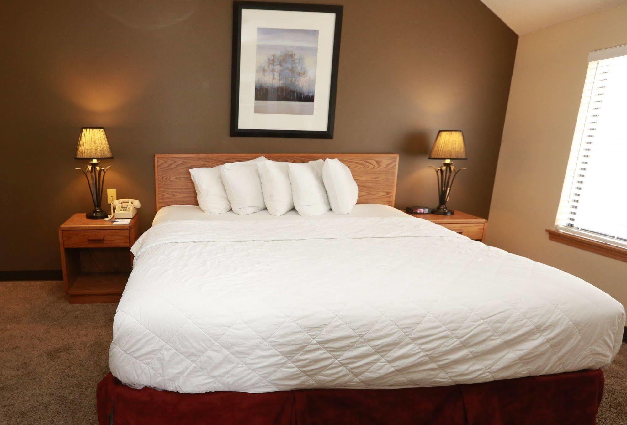 Sterling Hotel And Suites Clive Екстериор снимка