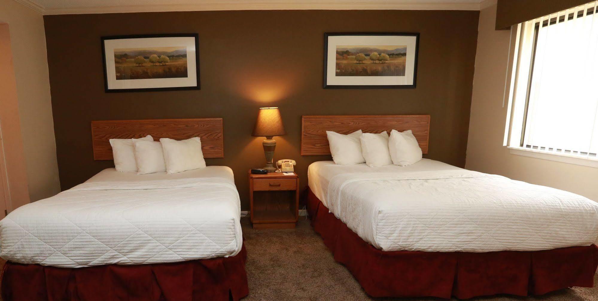 Sterling Hotel And Suites Clive Екстериор снимка