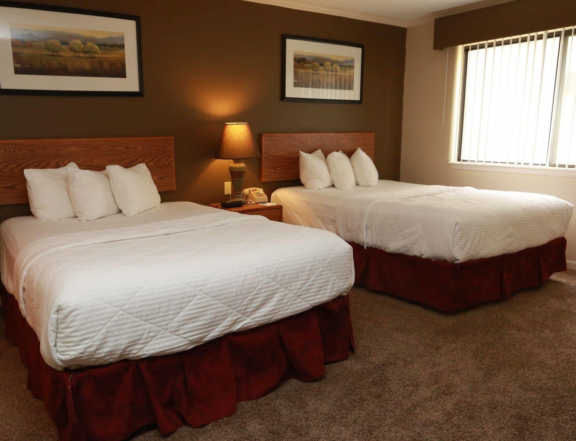 Sterling Hotel And Suites Clive Екстериор снимка