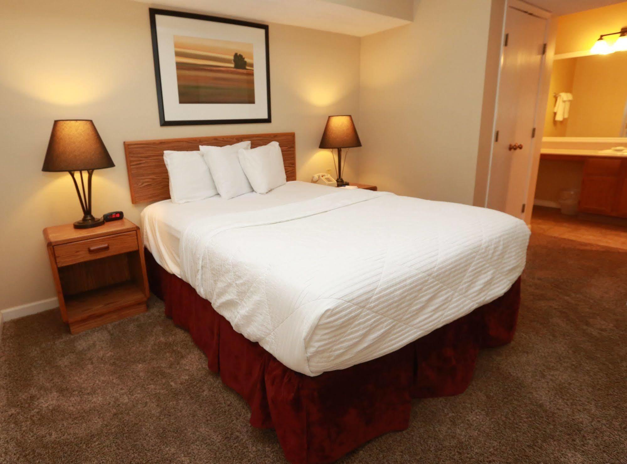 Sterling Hotel And Suites Clive Екстериор снимка