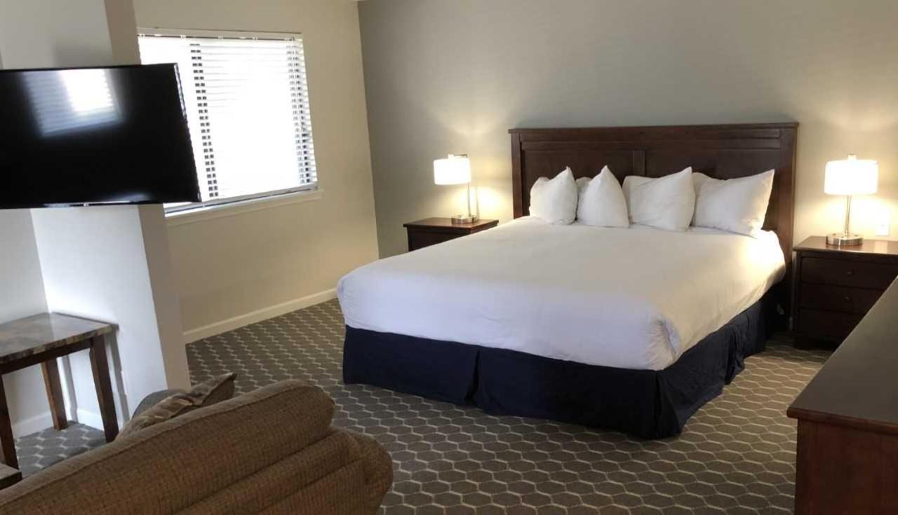 Sterling Hotel And Suites Clive Екстериор снимка