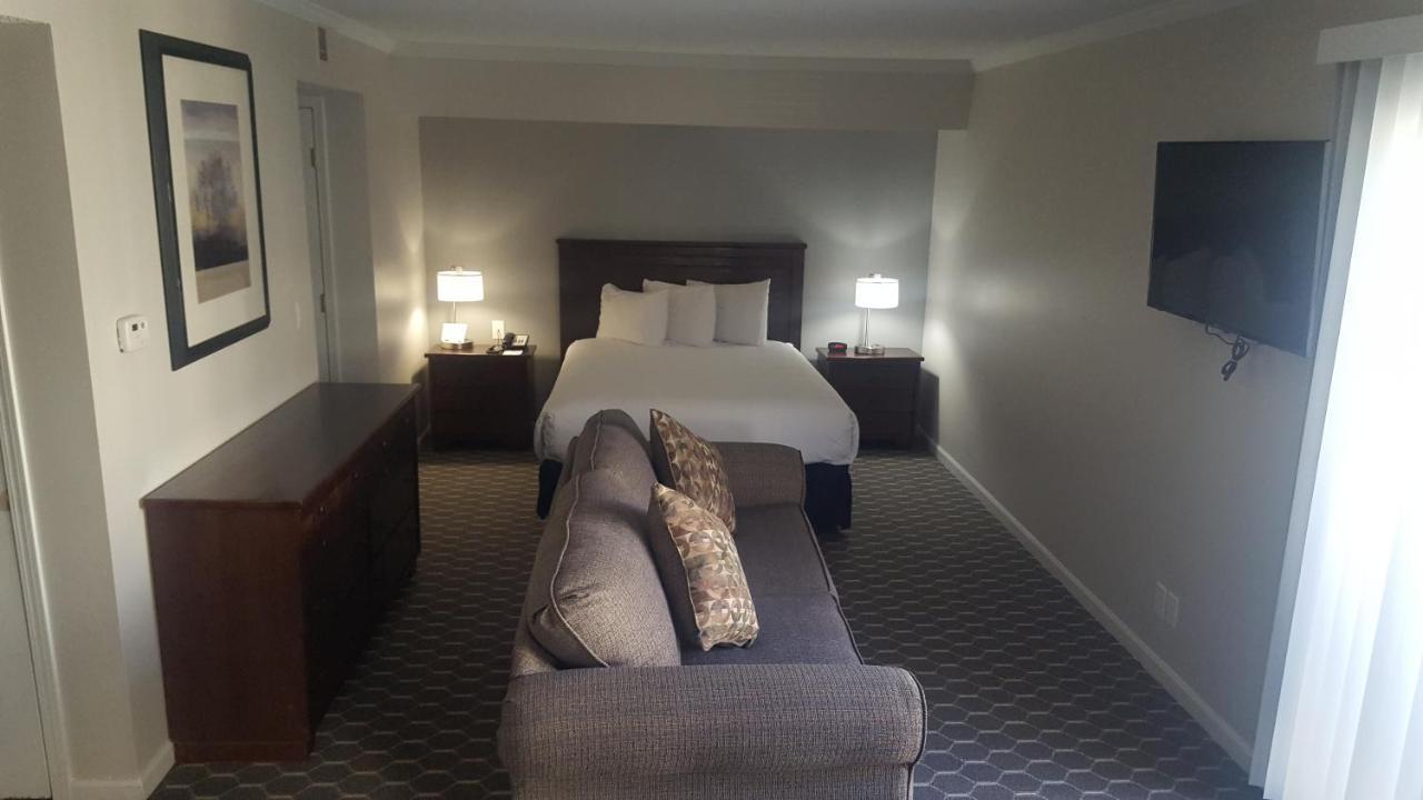 Sterling Hotel And Suites Clive Екстериор снимка