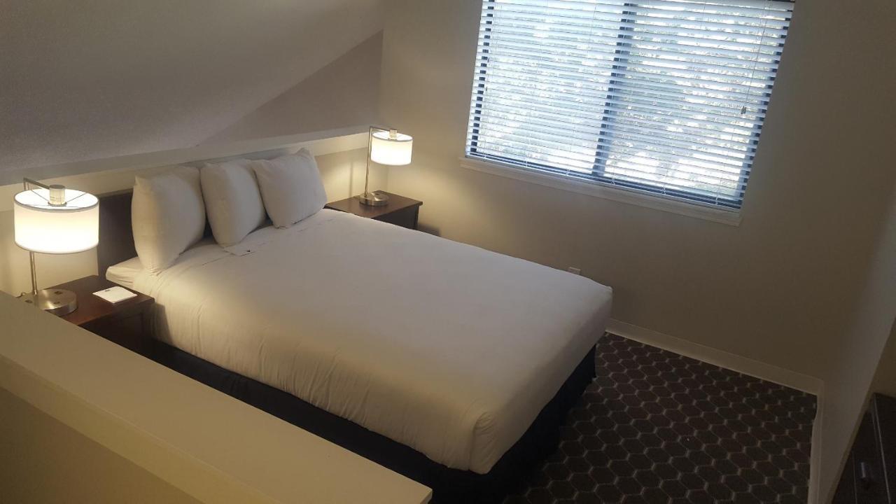 Sterling Hotel And Suites Clive Екстериор снимка