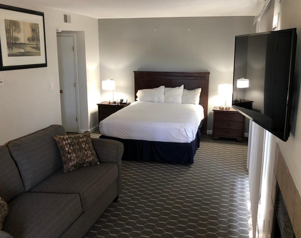Sterling Hotel And Suites Clive Екстериор снимка