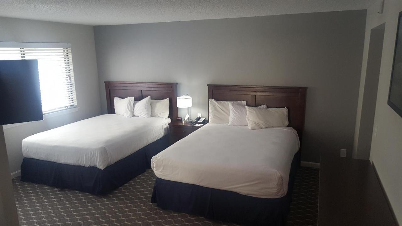 Sterling Hotel And Suites Clive Екстериор снимка