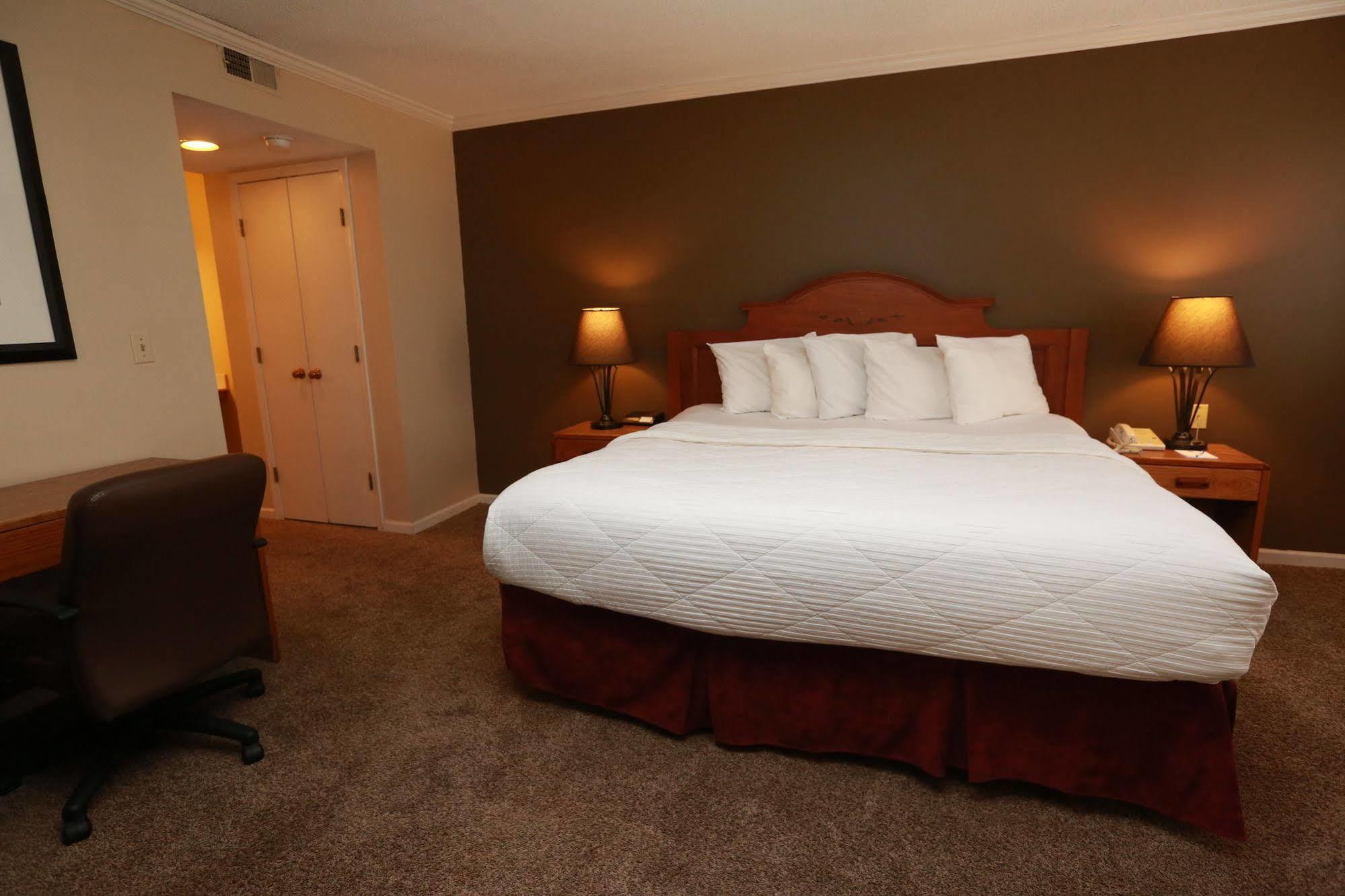 Sterling Hotel And Suites Clive Екстериор снимка