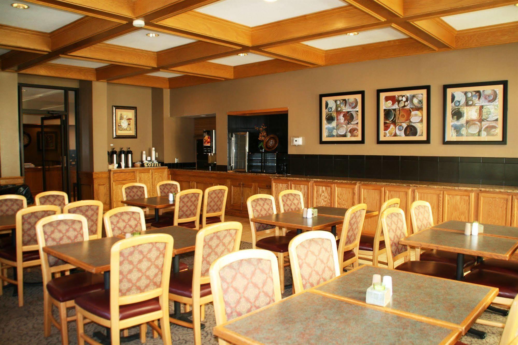 Sterling Hotel And Suites Clive Екстериор снимка