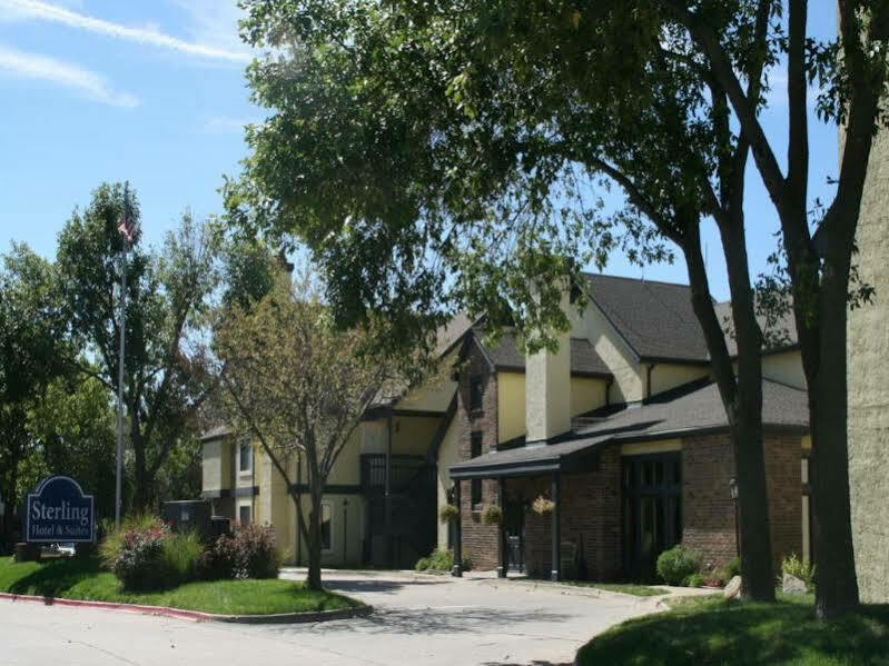 Sterling Hotel And Suites Clive Екстериор снимка