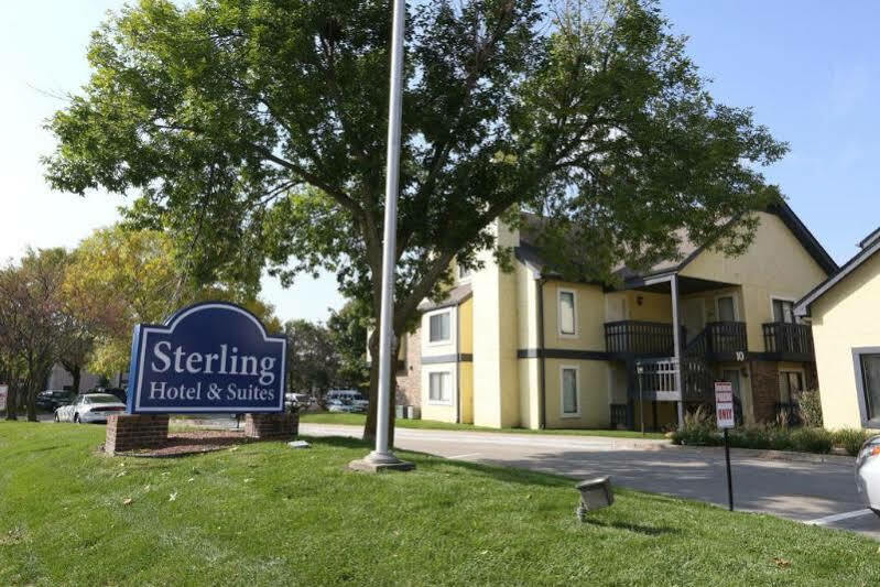Sterling Hotel And Suites Clive Екстериор снимка