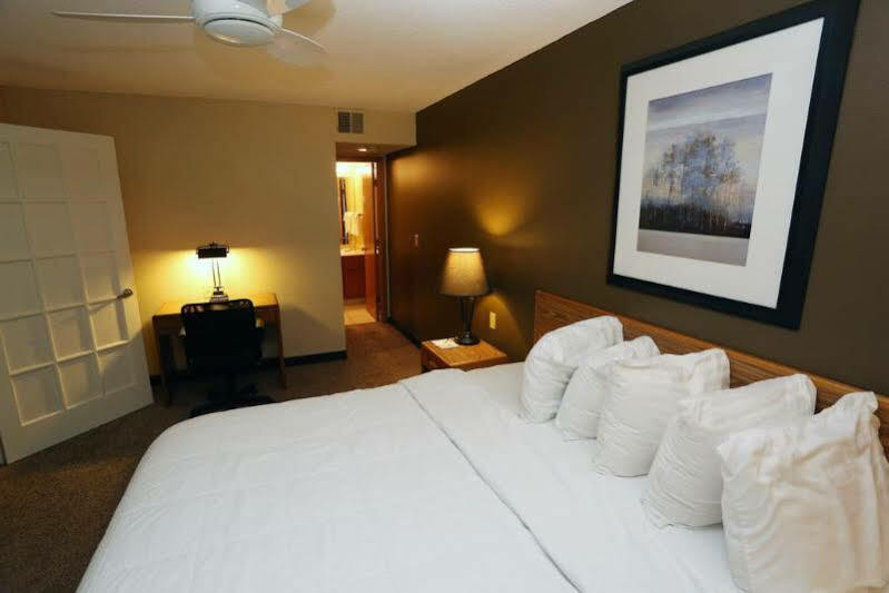 Sterling Hotel And Suites Clive Екстериор снимка