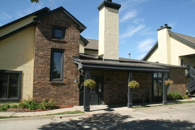 Sterling Hotel And Suites Clive Екстериор снимка