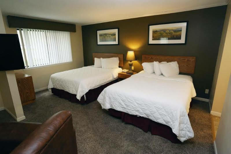 Sterling Hotel And Suites Clive Екстериор снимка